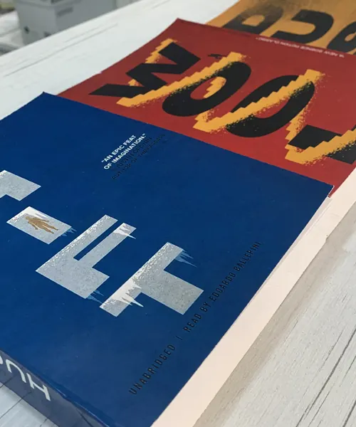 Odštampani posteri u crvenoj i plavoj boji