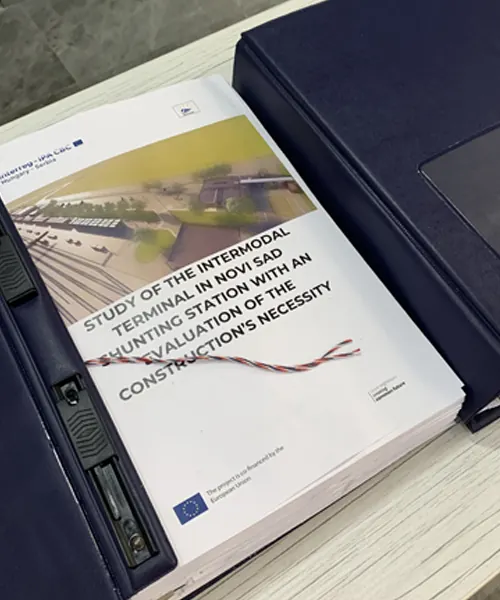 Ukoričena studija i dokument sa tamnoplavim tvrdim povezom