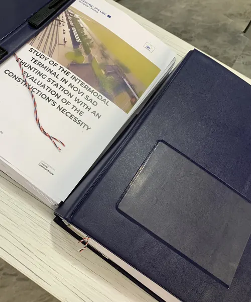 Tvrdi povez sa džepom i ukoričen projekat