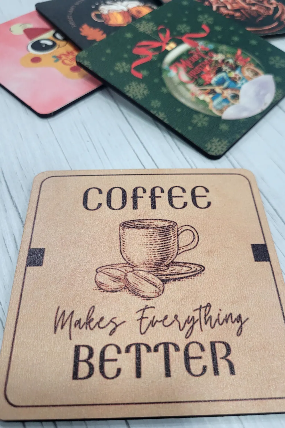 Podmetači za čaše sa natpisom Coffee makes everything better