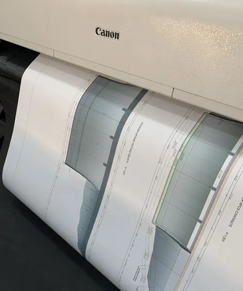 Ploter izbacuje odštampane listove velikog formata